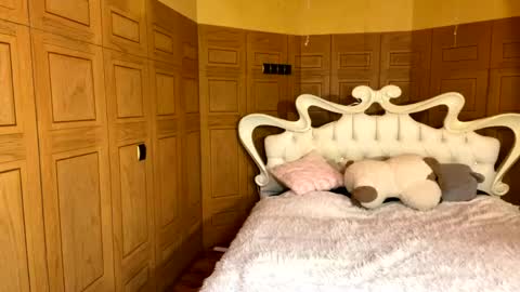 Anika online show from April 21, 2026, 1:42 am