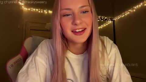 Lana  Eva  dont forget to give us a thumb up online show from October 31, 2025, 12:17 pm