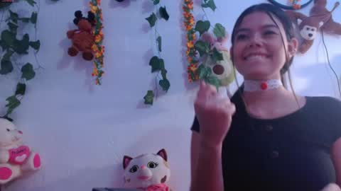 Snapshot of draculaura_x chatting on May 3, 2026, 1:55 am Laura online show from May 3, 2026, 1:55 am