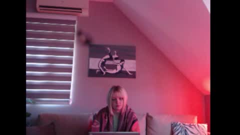 A girl online show from October 27, 2025, 7:56 am