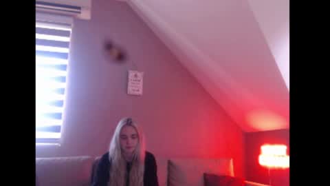 A girl online show from April 27, 2026, 7:28 am