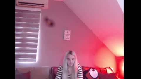 Snapshot of dreamcatcherfantasy chatting on May 18, 2026, 7:36 am A girl online show from May 18, 2026, 7:36 am