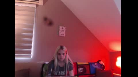 Snapshot of dreamcatcherfantasy chatting on June 4, 2026, 7:14 am A girl online show from June 4, 2026, 7:14 am