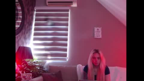 Snapshot of dreamcatcherfantasy chatting on July 10, 2026, 7:23 am A girl online show from July 10, 2026, 7:23 am