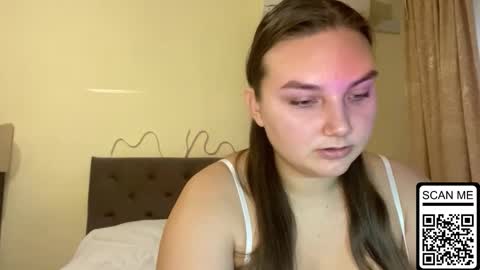 Mila online show from October 4, 2025, 2:59 pm