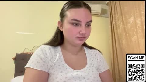 Mila online show from November 21, 2025, 10:36 am