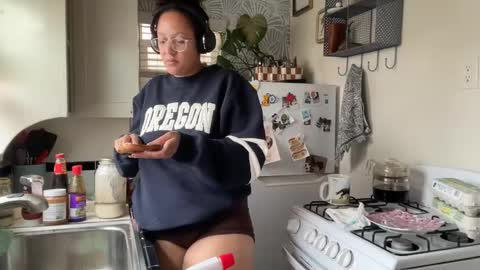 RIRI OR DREAMY online show from October 7, 2025, 4:37 pm