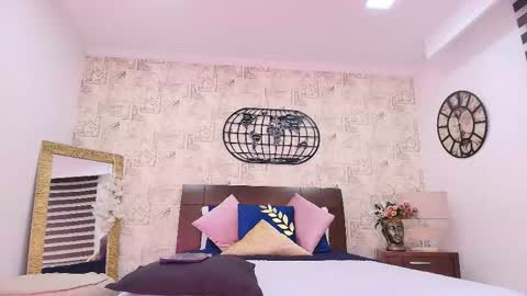 DULCE  online show from November 18, 2025, 1:04 pm