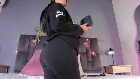 DULCE AURORA online show from November 28, 2025, 2:47 am