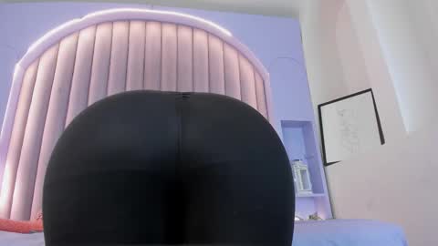 DULCE AURORA online show from November 29, 2025, 12:02 am