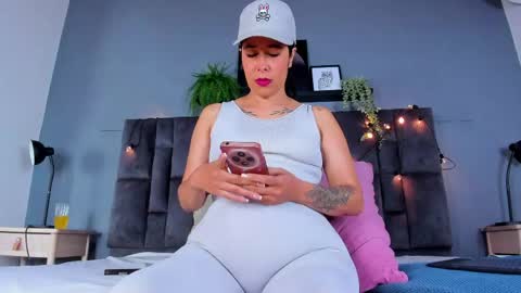 DULCE AURORA online show from April 15, 2026, 2:51 am