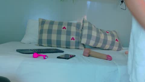 Dulce Sexy  online show from June 4, 2026, 8:04 pm