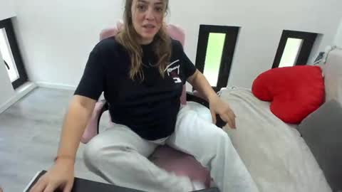 dayana online show from May 17, 2026, 4:54 am
