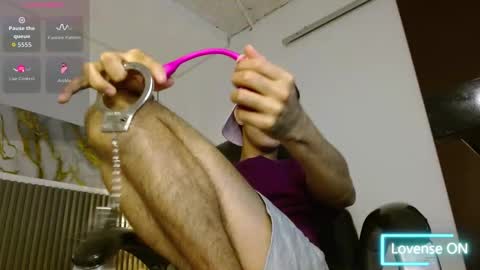 dyla_n18_ online show from December 5, 2025, 5:31 pm