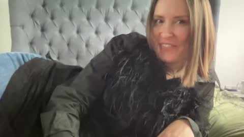 Nadia Ferreira  online show from December 5, 2024, 12:55 pm