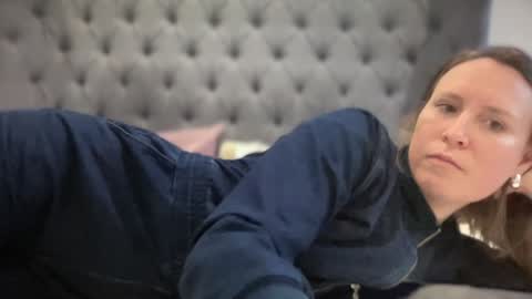 Nadia Ferreira  online show from January 27, 2025, 1:41 pm