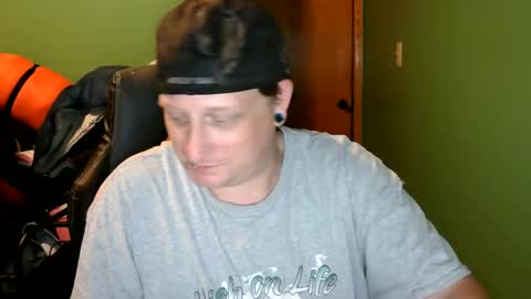 edwardaims_2please online show from June 11, 2026, 2:33 am