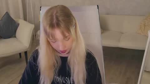 EVA NON NUDE online show from May 19, 2026, 4:24 pm