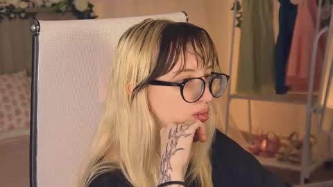 EVA NON NUDE online show from July 9, 2026, 5:28 pm