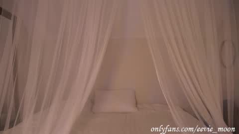 eevie online show from February 28, 2025, 7:37 am