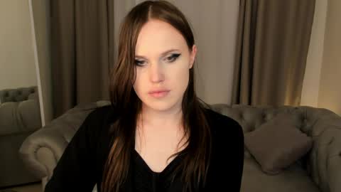 Effie Mur online show from April 8, 2026, 8:42 pm