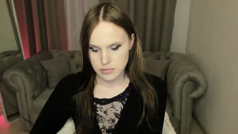 Effie Mur online show from April 18, 2026, 8:53 pm