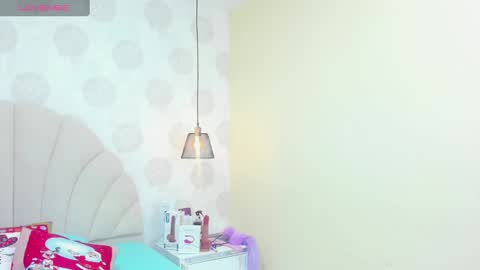  E F F Y  online show from January 4, 2025, 7:02 pm