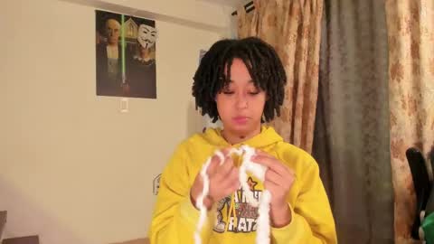 Ela  Help me reach 100 thumbs up online show from March 5, 2025, 11:38 am