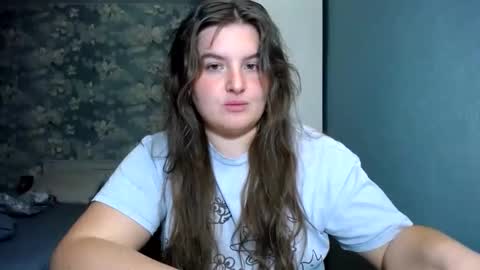 Snapshot of elanis_blair chatting on May 16, 2026, 1:02 am Elanis online show from May 16, 2026, 1:02 am