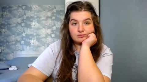Snapshot of elanis_blair chatting on June 3, 2026, 2:33 pm Elanis online show from June 3, 2026, 2:33 pm