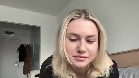 elaraluxxxe online show from February 19, 2025, 11:06 am