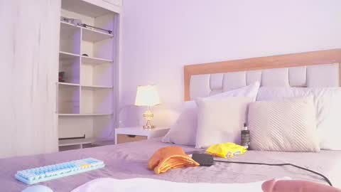 Elena online show from December 5, 2025, 6:04 pm