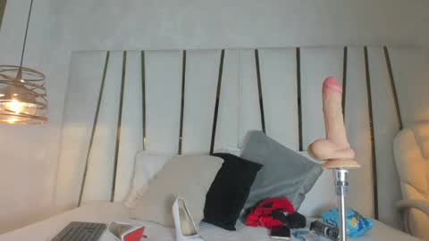 Elena online show from April 20, 2026, 7:15 pm