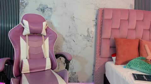 elena_wolff online show from December 15, 2025, 11:47 am