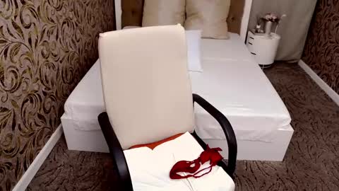 ElenaJuarez online show from January 31, 2025, 11:35 am