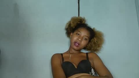 elia011 online show from February 9, 2025, 1:22 am