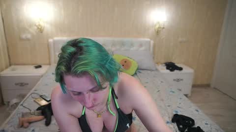 Luna online show from April 21, 2026, 1:42 am