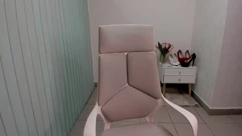 elieiza_xo online show from September 19, 2025, 4:14 am