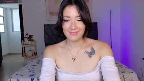 eliiih_ online show from October 13, 2025, 9:59 pm