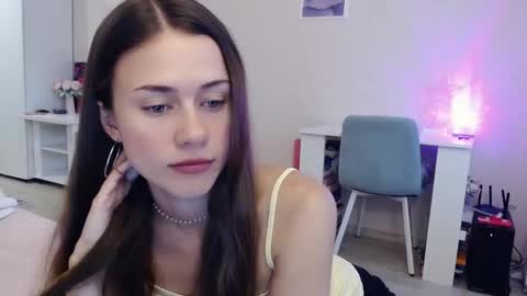 Elis online show from September 13, 2025, 2:44 am