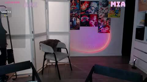 Snapshot of eliza_benet_ chatting on October 3, 2025, 3:42 pm Ari online show from October 3, 2025, 3:42 pm