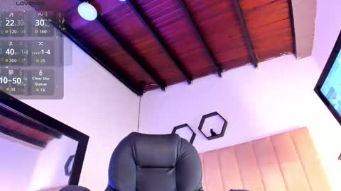 Lucia Vonne online show from December 1, 2025, 5:40 pm