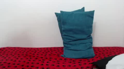 Snapshot of elizabethmiler chatting on June 15, 2026, 12:57 am ElizabethMiler online show from June 15, 2026, 12:57 am