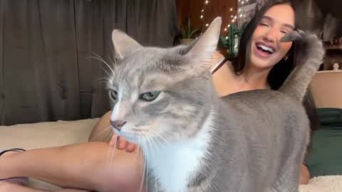 Ella online show from April 16, 2026, 2:07 pm