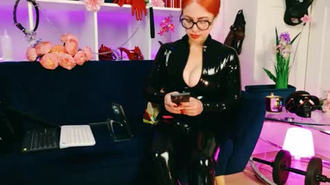 ella_kross online show from April 21, 2026, 5:58 am