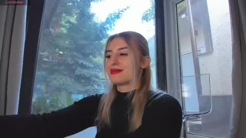 ella_vee online show from October 1, 2025, 5:02 am