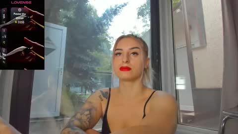 ella_vee online show from October 2, 2025, 4:52 am