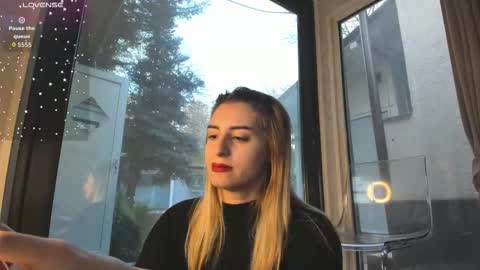 ella_vee online show from November 25, 2025, 6:02 am
