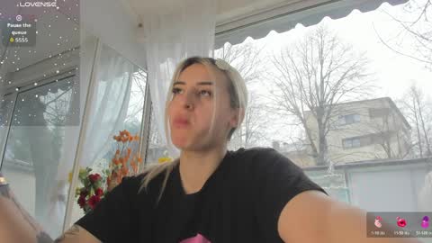 ella_vee online show from April 4, 2026, 4:55 am