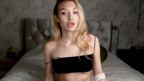 Snapshot of ellamilla chatting on May 10, 2026, 5:18 pm ellamilla online show from May 10, 2026, 5:18 pm